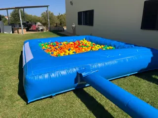 Piscina de bolas BOLABUM montada no jardim, vista frontal