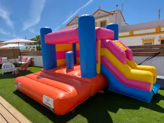 Insuflável GLAMPI no exterior, com área de saltos e escorrega