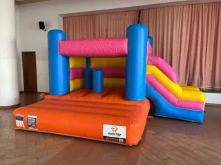 Insuflável GLAMPI montado num espaço interior