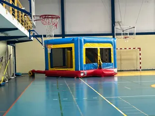 Insuflável JUMPIX montado num pavilhão desportivo