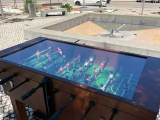 Pormenor do campo, jogadores e comandos da mesa de matraquilhos