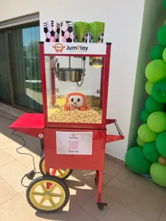 Carrinho de pipocas JumPlay montado, com máquina e recipientes