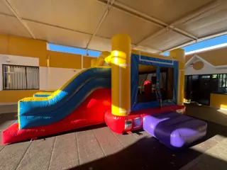 Insuflável PUPLIX num espaço coberto, com escorrega e entrada roxa