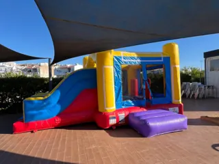 Insuflável PUPLIX no exterior, vista lateral do escorrega e da entrada