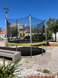 Trampolim TRAMPOLIX montado no exterior com rede de proteção