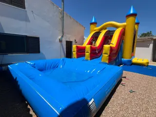 Insuflável ZIGASLIP no exterior com a piscina acoplada vazia